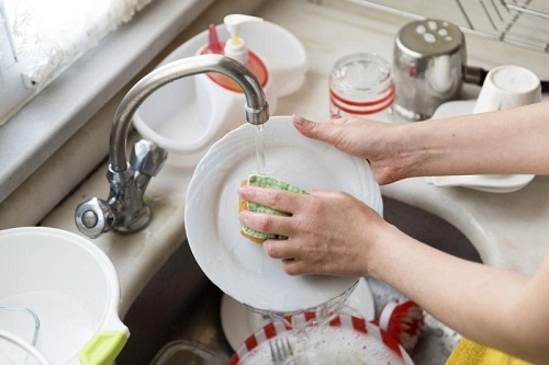 Nước rửa chén tự chế không có bọt và khá lỏng, nhưng có công dụng rửa sạch không kém nước rửa bát bán sẵn.