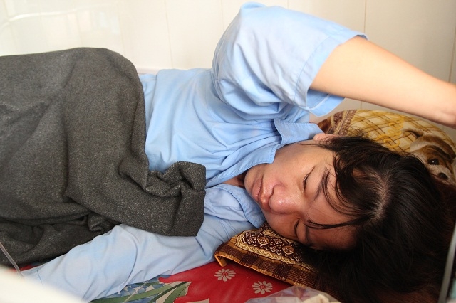 Do mổ đẻ n&ecirc;n chị Li&ecirc;n vẫn c&ograve;n yếu v&agrave; đau.