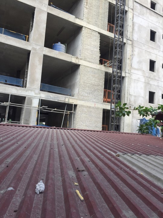 Nhà ông Trung nằm ngay sát công trình tòa nhà 27 tầng đang xây dựng.