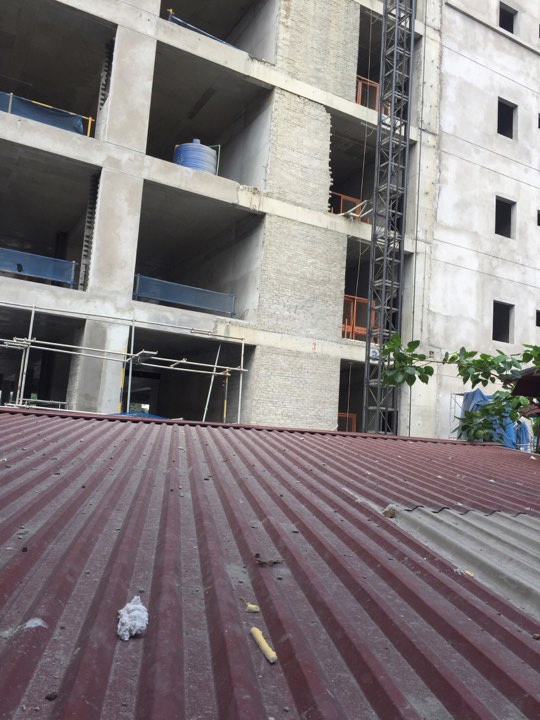Nh&agrave; &ocirc;ng Trung nằm ngay s&aacute;t c&ocirc;ng tr&igrave;nh t&ograve;a nh&agrave; 27 tầng đang x&acirc;y dựng.