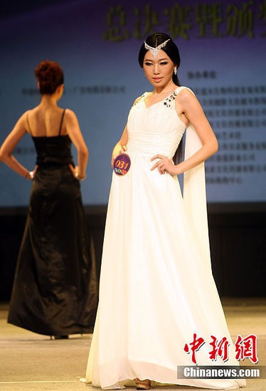 
Hoa hậu Trùng Khánh 2012 còn bị nhận xét là mặt như chuyển giới.
