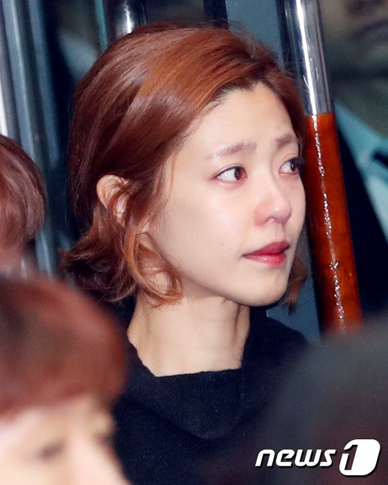 Nữ diễn viên Lee Yoon Ji lặng người trong giây phút tiễn biệt đồng nghiệp thân thiết.