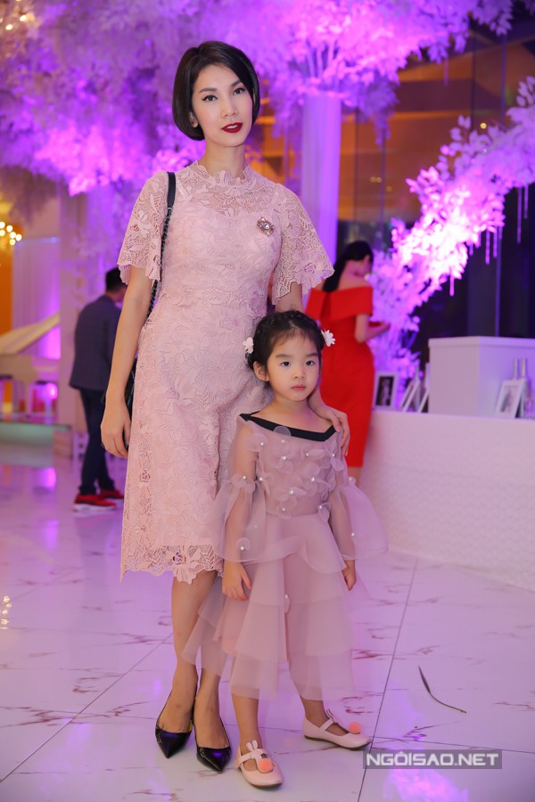 Mẹ con Xuân Lan diện váy ren ton sur ton đến tham dự lễ cưới.