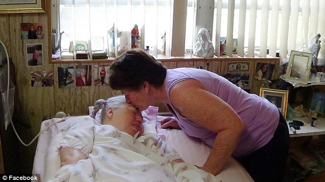 Colleen thay mẹ chăm s&oacute;c cho chị g&aacute;i. (Ảnh: dailymail)