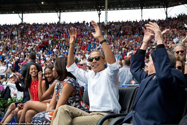 
Ông Obama và Chủ tịch Cuba Raul Castro hưởng ứng khi theo dõi trận thi đấu bóng chày ở Havana, Cuba, hồi tháng 3/2016.
