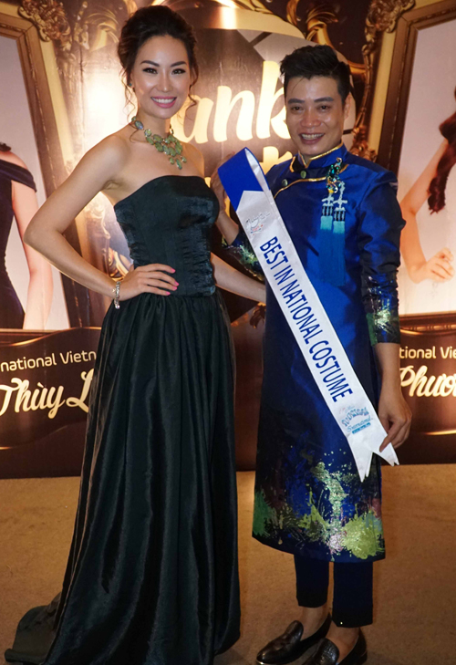 
Nhà thiết kế Tuấn Hải từng giúp Thùy Linh thực hiện bộ áo dài đoạt giải Trang phục truyền thống đẹp nhất tại Hoa hậu Du lịch Quốc tế 2016.
