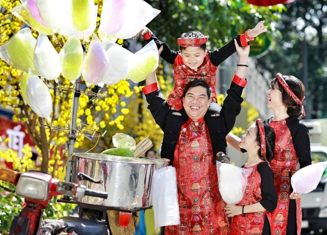  V&iacute; dụ như với một bức ảnh chụp gia đ&igrave;nh trong ng&agrave;y xu&acirc;n cần to&aacute;t l&ecirc;n sự vui tươi, thoải m&aacute;i, c&aacute;c chủ thể đều c&oacute; sự gắn kết với nhau. Khung cảnh xung quanh l&agrave;m nổi bật chủ thể hơn. Ảnh: Minh H&ograve;a. 