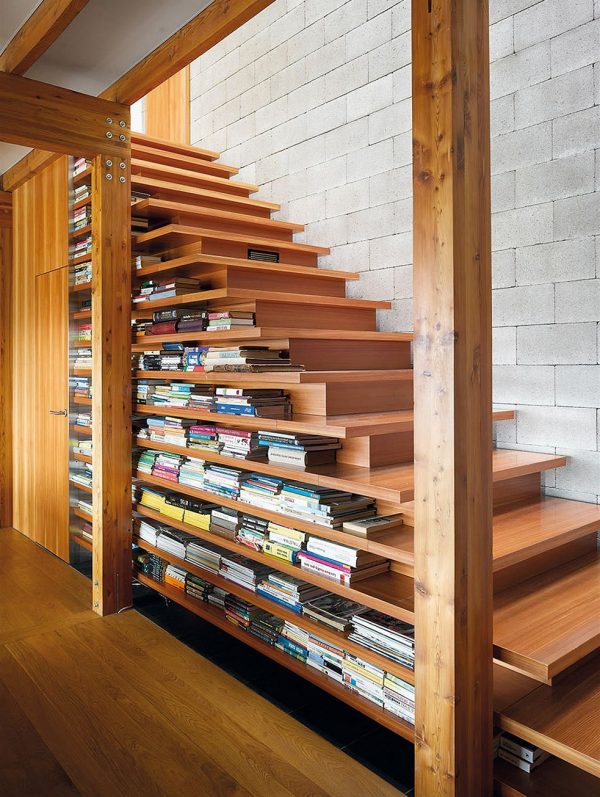10. Một bộ sưu tập sách gọn gàng và vô cùng đẹp mắt, kích thước giảm dần từ dưới lên trên theo cấp độ mỗi bậc thang.