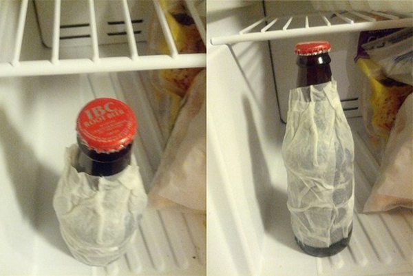 Nếu muốn làm lạnh đồ uống, hãy quấn quanh chai nước ngọt miếng giấy ẩm rồi đặt vào tủ lạnh. Chỉ cần 15 phút, bạn đã có chai nước mát.