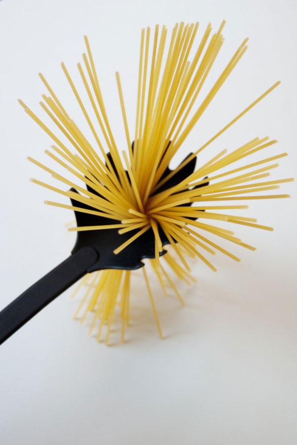 Lỗ thủng trên chiếc muôi spaghetti không chỉ có công dụng vớt mì ráo hết nước mà còn giúp đo lường chính xác lượng mì vừa đủ cho một người ăn. (Ảnh: Internet)