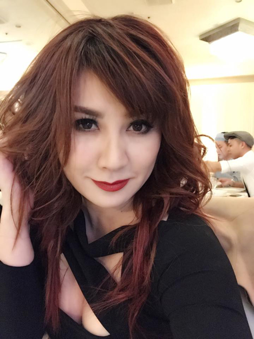 
Trizzie Phương Trinh tranh thủ selfie trước khi ăn tiệc.
