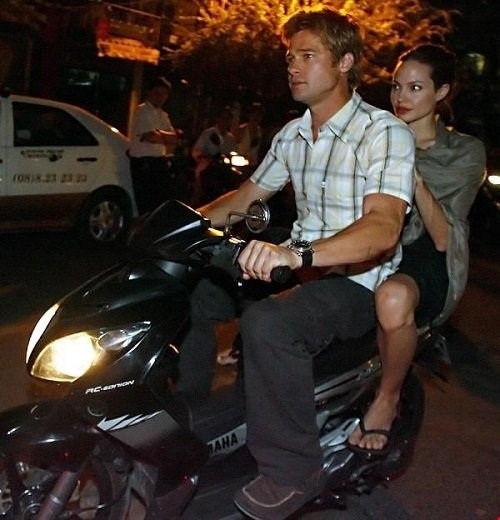 
...hay c&ugrave;ng nhau rong ruổi khắp thế gian, cưỡi xe m&aacute;y ở Việt Nam - đất nước c&aacute;ch xa họ cả nửa v&ograve;ng tr&aacute;i đất
