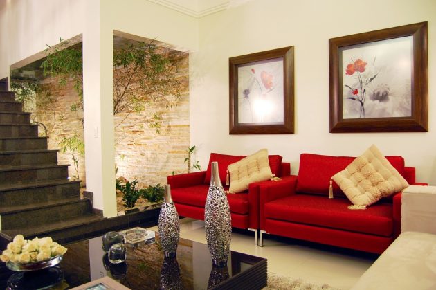 10. Màu trắng của tường, cột nhà và những bức tranh cùng những chiếc ghế đỏ nổi bật giúp không gian thêm sang trọng. Đặc biệt, ánh điện vàng bao trùm khiến bạn có cảm giác ấm cúng hơn.