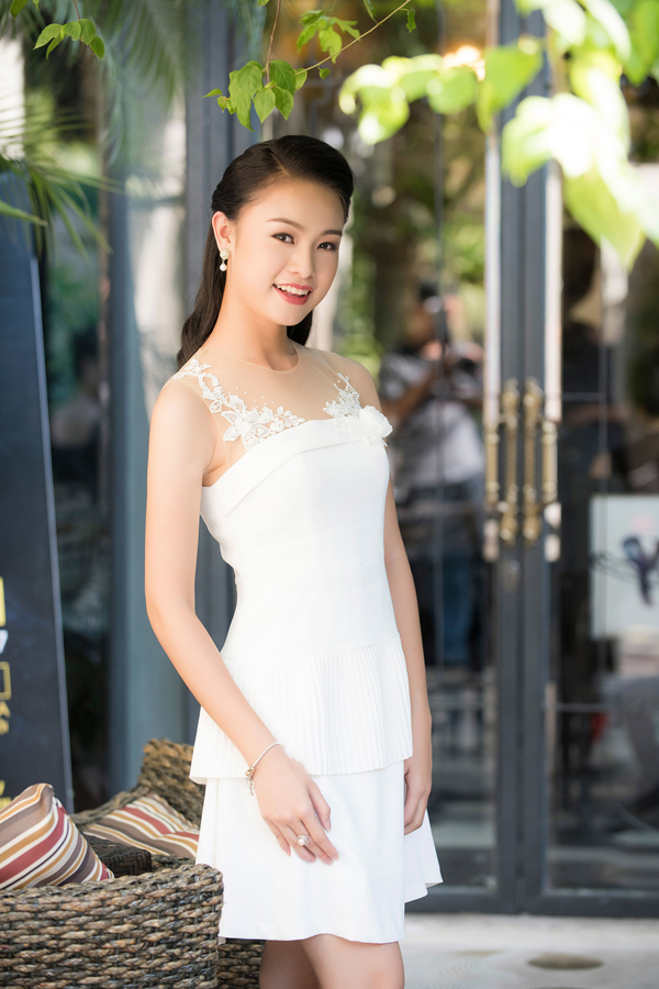 Người đẹp Phùng Ngọc Bảo Vân của Hoa hậu Việt Nam 2016 khoe vẻ tinh khôi trong bộ váy trắng.