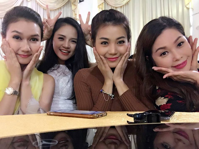  Hương Giang trong một lần hội ngộ với dàn diễn viên nữ của phim Sống chung với mẹ chồng bao gồm Thu Quỳnh (vai Trang), Thanh Hương (vai Nhu) và Thanh Tú (vai dì ruột của Minh Vân). 