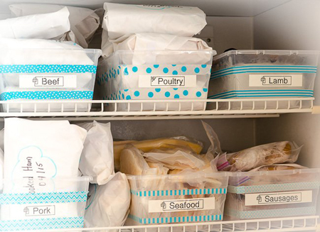 Việc dán tên từng loại thực phẩm khiến các thành viên trong nhà không phải bới tung tủ lạnh.