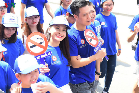 
Tham gia Lễ mít tinh hưởng ứng Ngày Thế giới không thuốc lá vào cuối tháng 5 vừa qua, Bảo Thanh khoác tay Việt Anh đi bộ trên phố.
