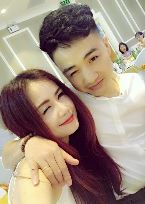 Nữ diễn viên bên cạnh chồng trẻ kém tuổi.