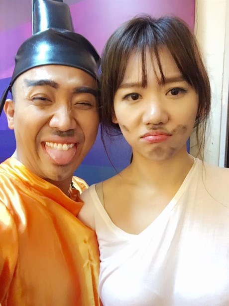 
Không hè kém cạnh vợ Trấn Thành cũng đăng bức ảnh Hari Won bị trét mực lên mặt trông đến tội nghiệp, còn mình thì cười vui vẻ bên cạnh.
