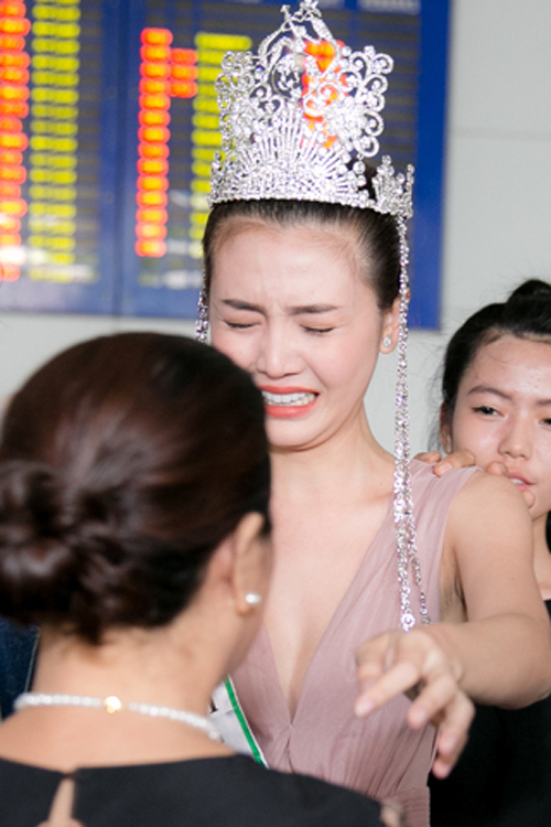Cô bật khóc xúc động trước mặt mẹ sau khi đăng quang Nữ hoàng sắc đẹp toàn cầu và trở về Việt Nam.