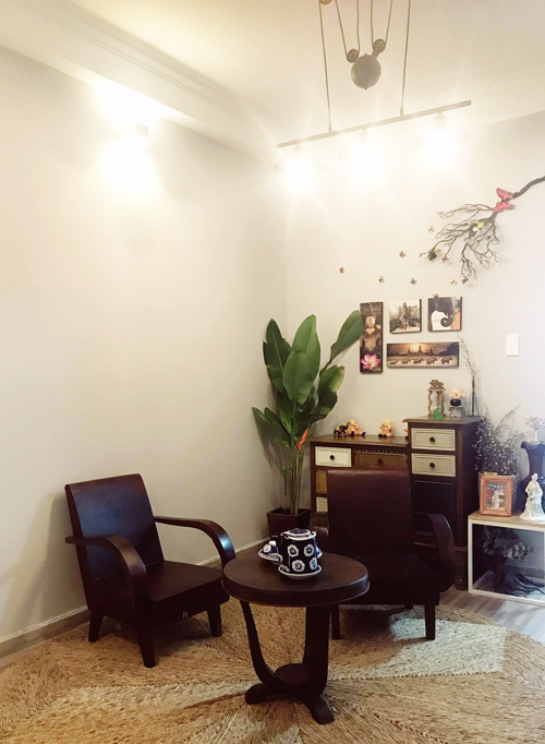 Tầng 2 là phòng Tự sự. Sở dĩ Minh Châu đặt tên gọi cho phòng này như vậy vì toàn bộ đồ đạc trong đó đều gắn liền với tuổi thơ của anh: bàn máy may ngày bé mẹ anh hay dùng, bộ bàn ghế của ngoại...