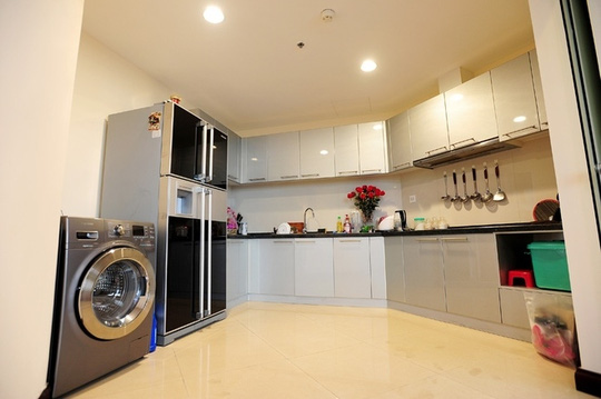 Khu bếp hiện đại với hệ tủ đồ màu bạc kín đáo, tạo cảm giác rất ngăn nắp và sạch sẽ.