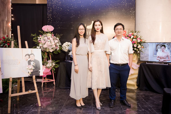 
Hoa hậu Thu Thảo bên vợ chồng nghệ sĩ nhiếp ảnh Lê Chí Linh.
