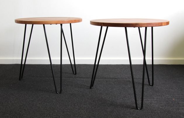 10. Mặt bàn tròn sử dụng chất liệu gỗ cứng được mài nhẵn và phủ dầu bóng, 3 chân kim loại chắc chắn được sơn epoxy đen nhánh.