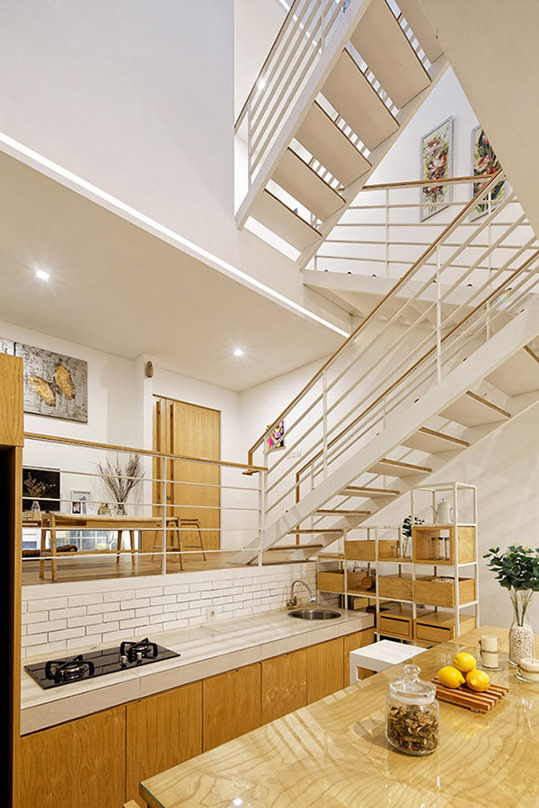 Phòng bếp và bàn ăn được bố trí ở ngay cạnh cầu thang.
