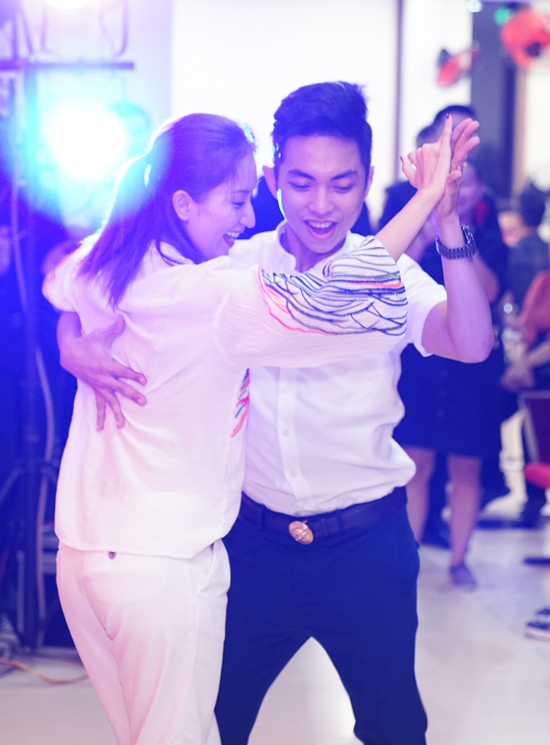 Trong khi đó, vợ chồng Khánh Thi - Phan Hiển đã cùng nhau thể hiện một vũ điệu.