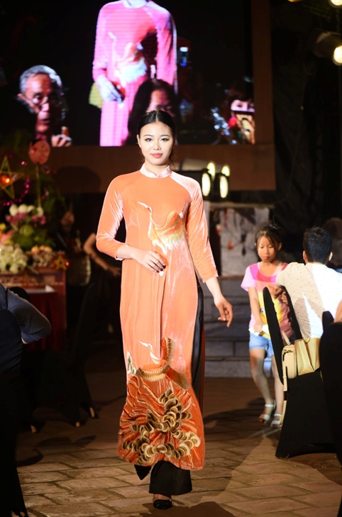 Đại diện thương hiệu thời trang Hà Linh Thư mong muốn gửi gắm đến khán giả thông điệp qua bộ sưu tập này rằng: Phụ nữ là của nhung, của lụa