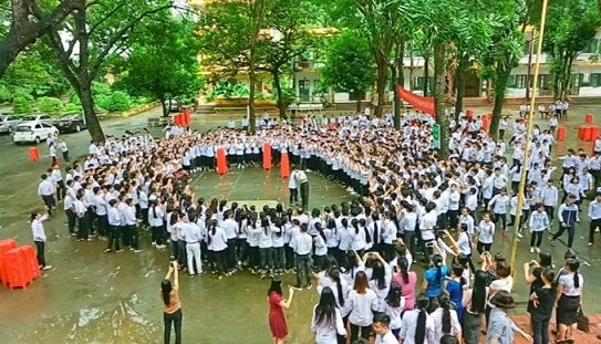 C&aacute;c em học sinh thể hiện t&igrave;nh cảm đối với người thầy đ&aacute;ng k&iacute;nh thời khắc chia tay. Ảnh: Fanpage THPT Hoa Lư A.