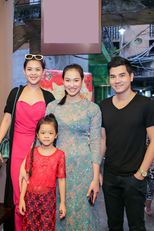 Gia đình diễn viên Thành Được đến ủng hộ Vương Thu Phương. Họ cũng là nhà sản xuất phim Valentine trắng mà Vương Thu Phương đóng vai chính.