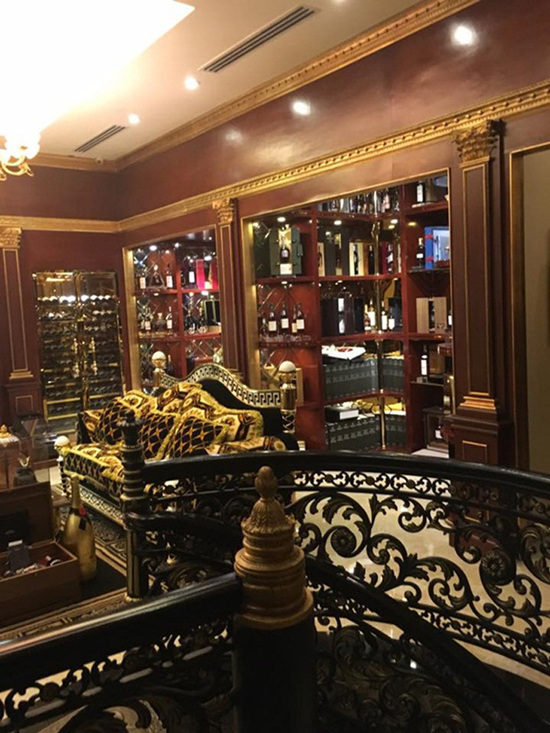 Từng chi tiết nhỏ đều hết sức tinh xảo. Phòng khách có quầy bar trưng bày bộ sưu tập rượu quý đắt tiền. Bộ bàn ghế mẹ chồng Hà Tăng dùng để tiếp đón khách đến nhà được cho là không dưới 200 triệu đồng.