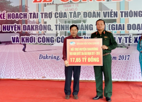 Thiếu tướng Hoàng Công Vĩnh, Phó tổng giám đốc Tập đoàn Viễn thông Quân đội trao hỗ trợ cho Chủ tịch huyện ĐaKrông giai đoạn 2017 – 2018 để hỗ trợ người dân nơi đây thoát nghèo.