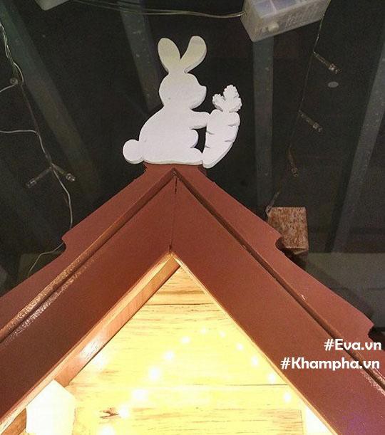 Trên đỉnh mái nhà còn có logo hình thỏ.