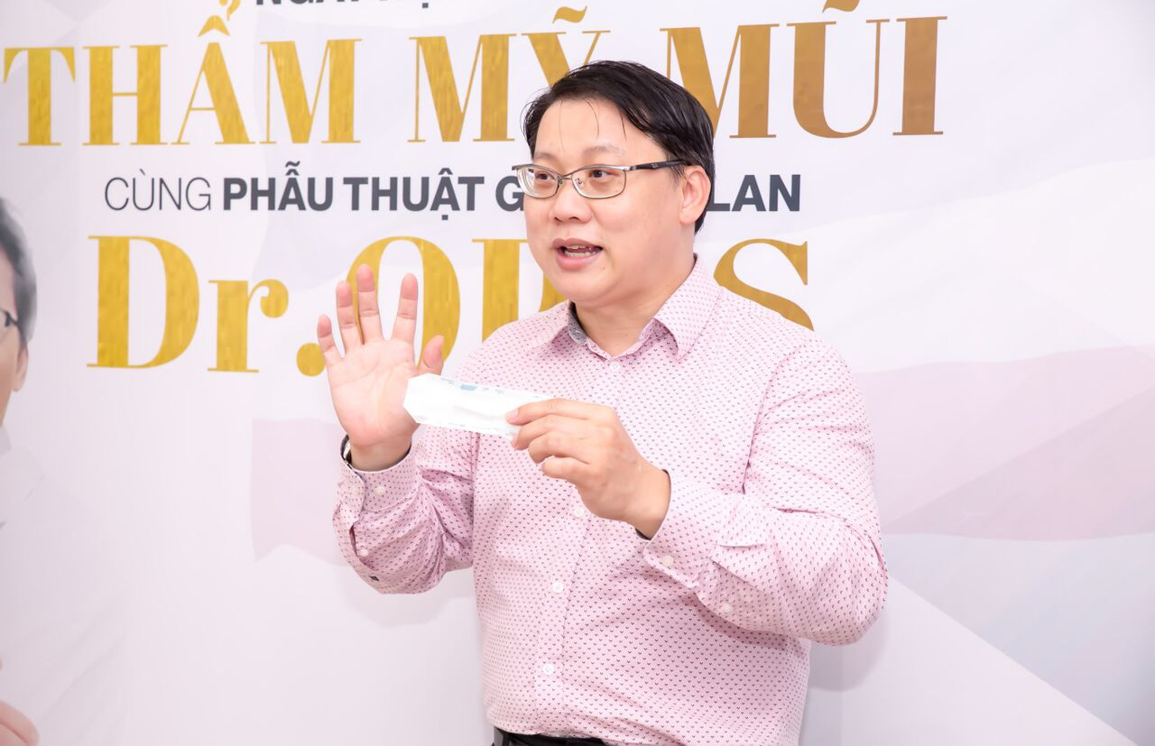 BS. BS OPas, Chủ tịch Hiệp hội phẫu thuật thẩm mỹ Thái Lan, Giám đốc Bệnh viện thẩm mỹ BangKok giới thiệu về loại sụn hiện đại nhất được sử dụng trong phẫu thuật nâng mũi 360.