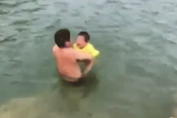 
Ông bố quẳng con xuống hồ bơi giữa trời đông lạnh.
