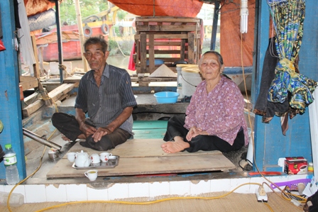 
Tuy đã ngoài 80 tuổi nhưng vợ chồng ông Sinh vẫn phải bươn trải nghề chài lưới.
