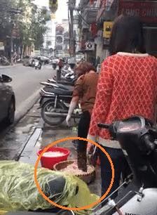 
Cảnh rửa lòng lợn bằng chân ở quán lòng lợn trên phố Hàng Thùng (ảnh clip).
