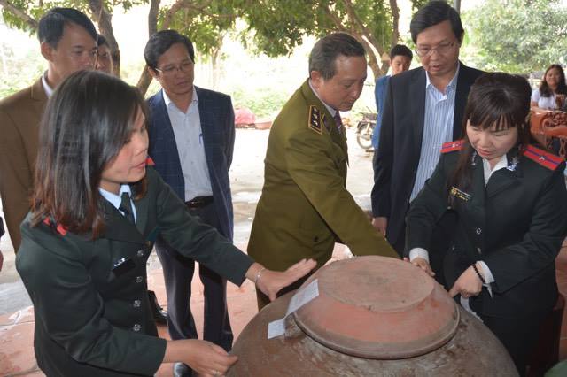 
Đoàn kiểm tra tiến hành niêm phong 6 chum rượu
