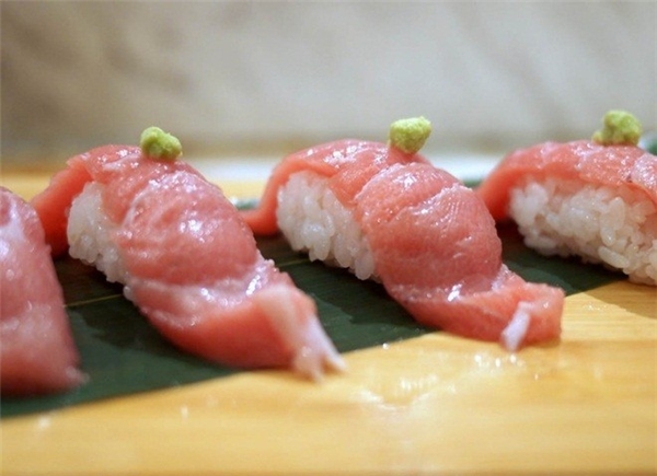 
Sushi cá ngừ vây xanh - Kuru maguro
