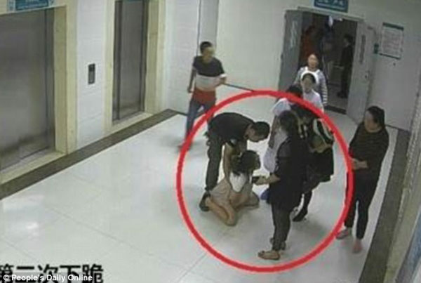 
C&ocirc; được cho l&agrave; phải quỳ xuống mặt gia đ&igrave;nh chồng để xin đẻ mổ.
