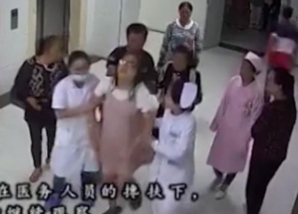 
Sản phụ qu&aacute; hoảng sợ v&igrave; kh&ocirc;ng được đẻ mổ.
