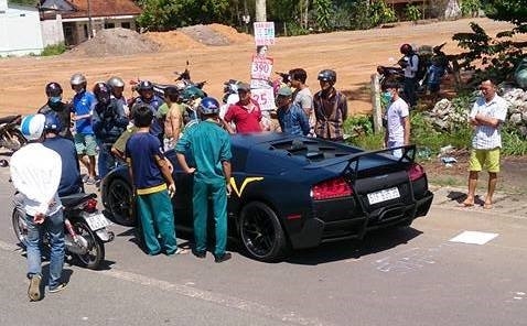 
ChiếcLamborghini g&acirc;y tai nạn. Ảnh:Thanh Vu.
