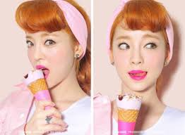 Thói quen ăn uống trong khi môi tô son rất nguy hại đến sức khỏe của chị em. Ảnh minh họa