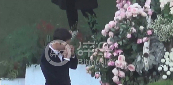 
Chú rể Song Joong Ki đã lén lau nước mắt trong lễ cưới của mình.
