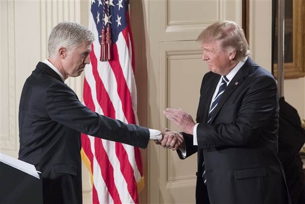 
Tổng thống Donald Trump bắt tay ông Neil Gorsuch
