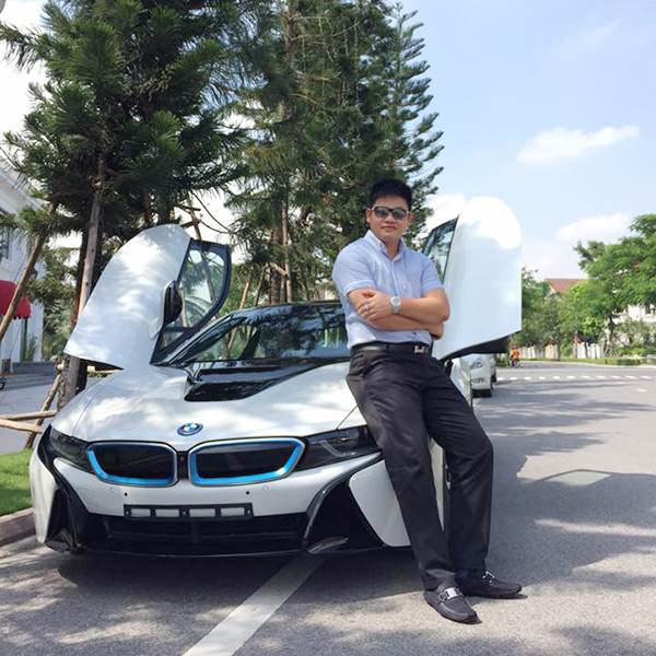 Vũ Sơn Tùng (sinh năm 1996) là Phó Tổng Giám đốc Tập đoàn Bảo Tín. Vị thiếu gia trẻ tuổi là tay chơi khét tiếng trong giới mê xe tại Việt Nam khi hiện tại đã sở hữu khoảng 30 chiếc siêu xe đẳng cấp thế giới.