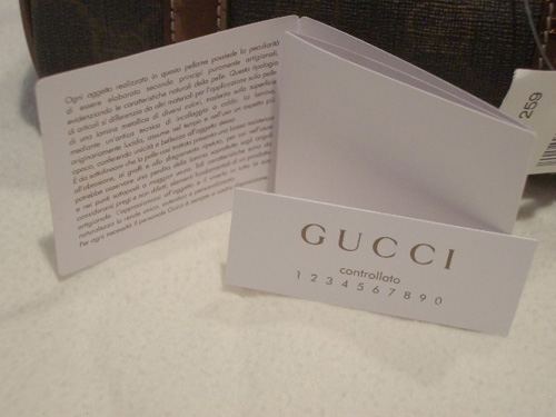 
Dãy số 1234567890 trên túi Gucci thật.
